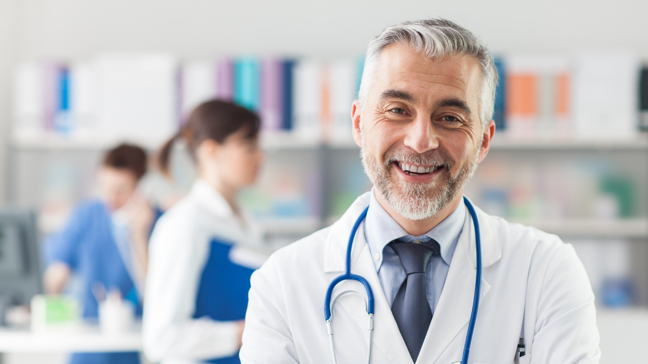 Emekli hekim maaşlarının düşüklüğünden yakınırken, bir de maaş kesintisi sorunu